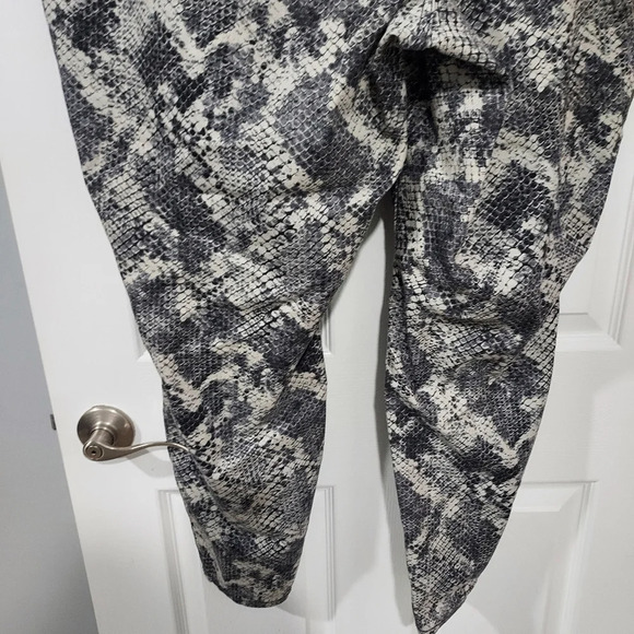 Torrid Jegging - Super Stretch Grey Snakeskin Print in Size 28R - Picture 12 of 16